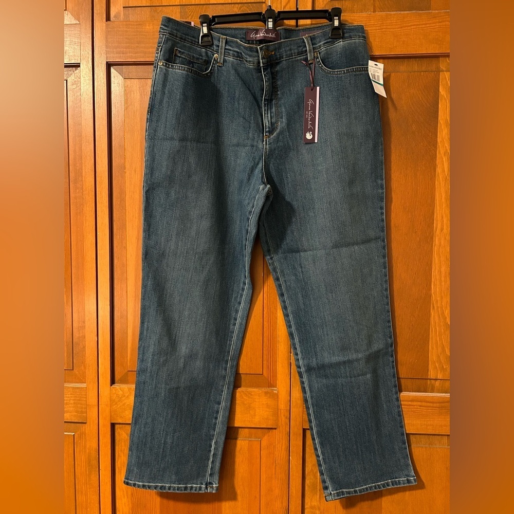 Gloria Vanderbilt Women's sz 16 short Blue Jeans NEW WITH TAGS - Picture 2 of 7